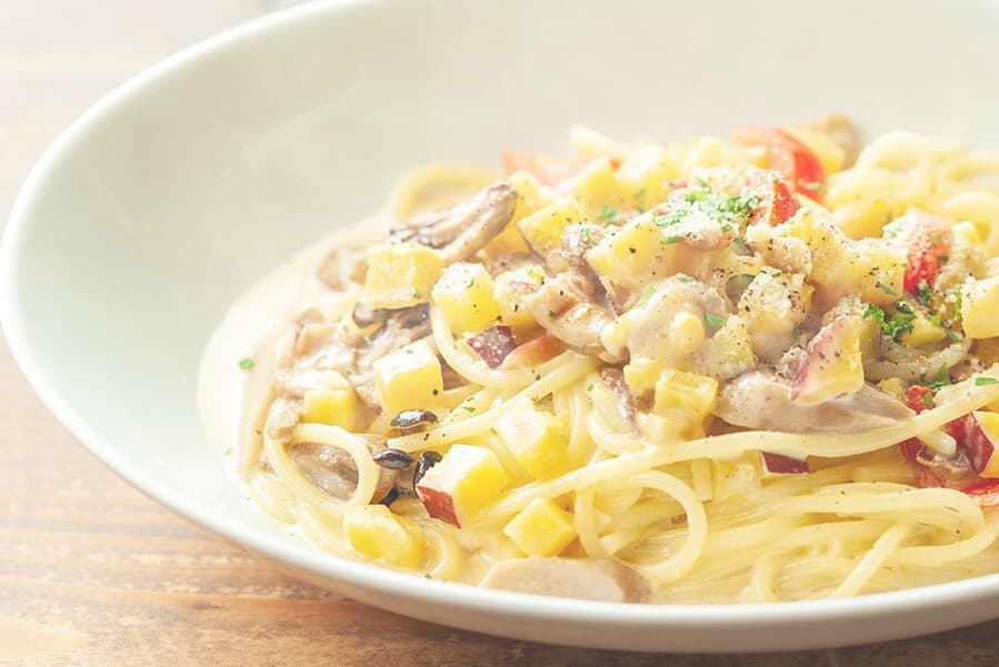 さつま芋ときのこトマトのクリームソース